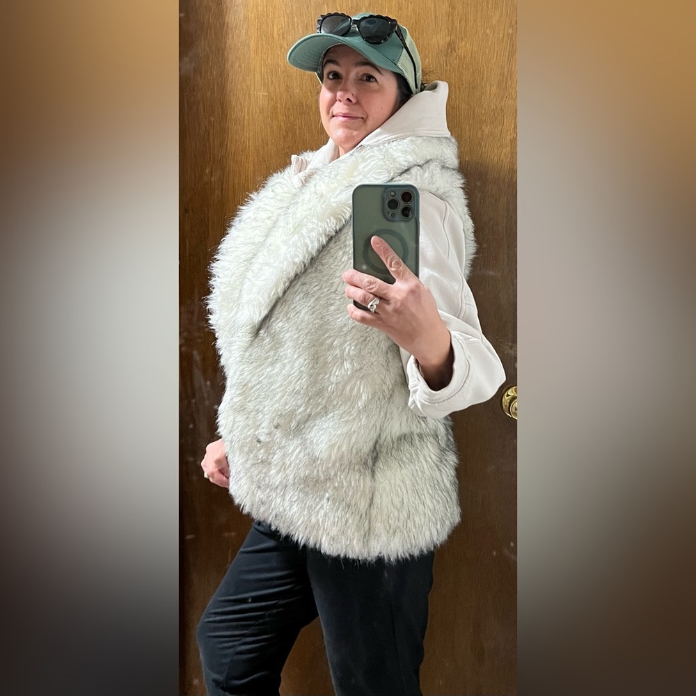 Reversible White Faux Fur Vest Official NFL Apparel Super Bowl Cozy Warm Winter - Picture 15 of 15